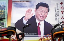 Además se incorporan las teorías políticas de Xi sobre el desarrollo del “socialismo con características chinas en una nueva era” en la Carta Magna china. 