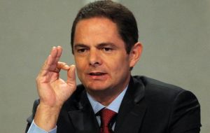 El candidato apoyado por el partido Cambio Radical, Vargas Lleras habló de la necesidad de una coalición para implementar el plan de reformas