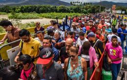 ACNUR señala que los venezolanos abandonan su país por la situación política y socio-económica compleja que se vive: inseguridad, violencia la falta de alimentos