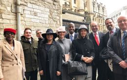 Mike Betts (segundo izq) junto a otros representantes de Territorios de Ultramar frente a la Abadía de Westminster con motivo del Día de la Mancomunidad 