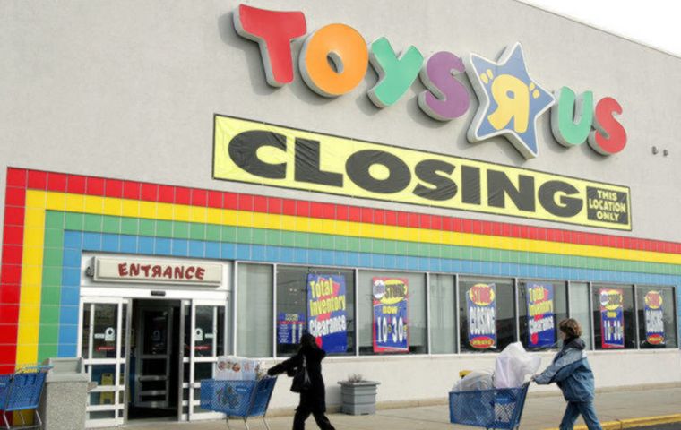 La irrupción de gigantes de la venta en internet como Amazon han tenido un fuerte impacto en los líderes tradicionales del sector de los juguetes, como Toys 'R' Us. 