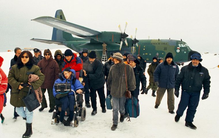 En su primer día en Punta Arenas, Hawking estuvo en el Centro Antártico de la Universidad de Magallanes, donde fue recibido por una multitud de estudiantes. 