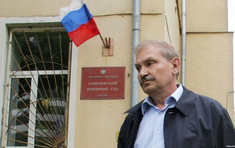  “Se ha abierto una investigación por asesinato tras la autopsia de la muerte del empresario ruso de 68 años Nikolái Glushkov”, afirmó la Policía