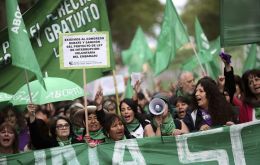 El 59% de los argentinos se manifestó a favor de la iniciativa que por primera vez analiza el Poder Legislativo para permitir la interrupción voluntaria del embarazo