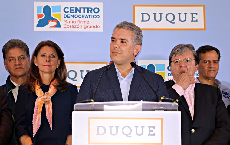 El senador apoyado por el ex presidente Álvaro Uribe, desplazó del primer lugar y superó por un amplio margen a Petro, un ex alcalde de Bogotá que marcó un 26% 
