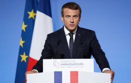 “Francia está dispuesta, junto a sus socios europeos, a adoptar nuevas medidas si las autoridades venezolanas no permiten que se lleven a cabo elecciones democráticas”, declaró Macron esta tarde en Pa