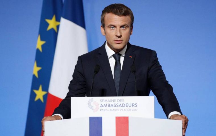 “Francia está dispuesta, junto a sus socios europeos, a adoptar nuevas medidas si las autoridades venezolanas no permiten que se lleven a cabo elecciones democráticas”, declaró Macron esta tarde en Pa