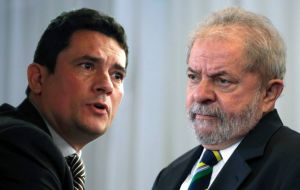 Moro determinó que la entrega sea acordada por la defensa de Lula y la Policía Federal en Curitiba y que en ninguna hipótesis se utilicen esposas para detenerlo. 