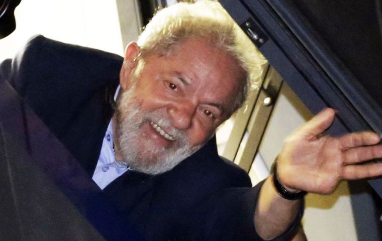 Lula permanecía en las dependencias del Sindicato de Metalúrgicos de Sao Bernardo, lugar al que llegó la noche anterior. 