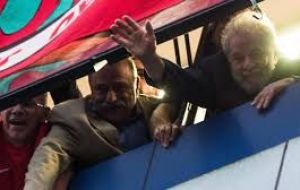 El arresto terminó cuatro días seguidos de drama a veces surrealista mientras Lula intentó resistir en el sindicato de trabajadores metalúrgicos en Sao Bernardo do Campo