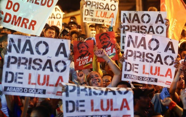 Desde el miércoles, Lula y sus partidarios hicieron todo lo posible para retrasar el inicio de su sentencia de prisión, luchando en todas partes desde la Corte Suprema hasta en las calles.