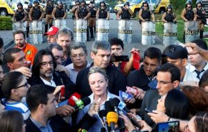 Pese a que numerosos dirigentes políticos se han concentrado en Curitiba para presionar por su liberación, Lula solo podrá recibir la visita de sus abogados.


