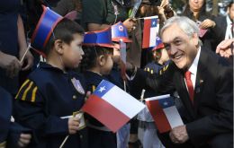 Piñera dijo que llegó el momento de “poner orden en este hogar”, tras duplicarse la tasa de extranjeros que viven en Chile, que alcanza el millón de personas