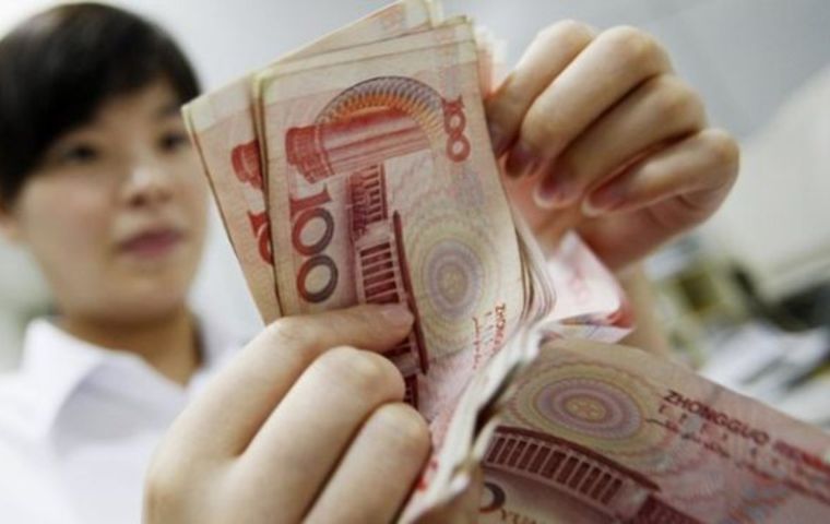 China analiza depreciar el yuan para compensar el impacto de un acuerdo comercial que limite las exportaciones. AFP