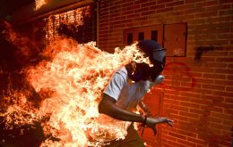 José Víctor Salazar aparece corriendo envuelto en llamas al ser alcanzado por un chorro de gasolina. Ronaldo Schemidt/Agence France-Presse