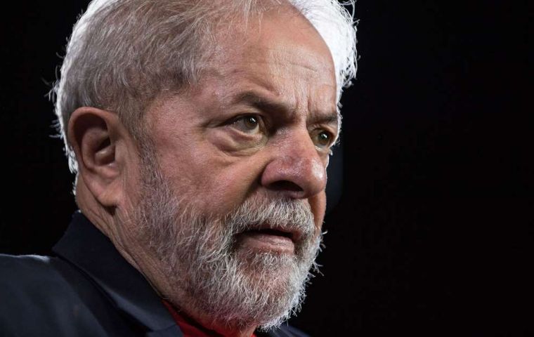 La defensa de Lula cuestionó la medida e insistió en la “persecución política” contra el ex presidente condenado a 12 años de prisión por corrupción.