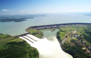 La gigantesca represa de Itaipú, la segunda mayor del mundo y que comparten a medias Paraguay y Brasil. Abastece 30% de la energía consumida en Brasil