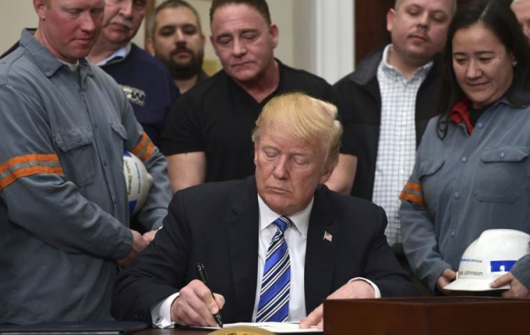 Trump autorizó la suspensión hasta el 1 de mayo de los aranceles del 25% a las importaciones de acero y del 10% al aluminio de varios de sus socios principales