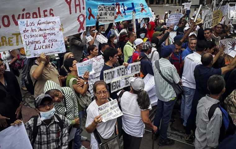 Pacientes con VIH y trasplantados protestan en Caracas por falta de medicamentos 
