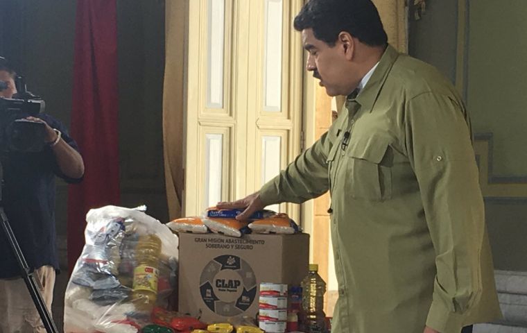 El dinero sale de Venezuela para comprar alimentos pero es retenido por personas  y compañías vinculados al régimen, dijo el ministro colombiano Mauricio Cárdenas.