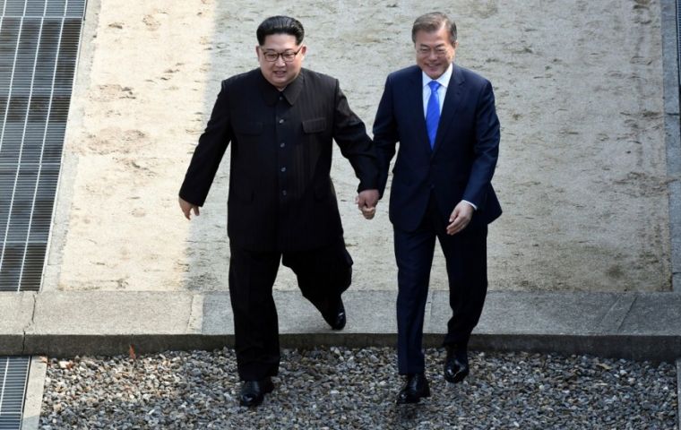 El líder norcoreano, Kim Jong-un, y el presidente Moon Jae-in, sellaron en histórica cumbre un acuerdo para lograr “la completa desnuclearización” de la península
