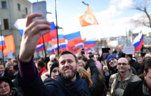 El líder opositor Navalni se dirigió a la multitud, agradeció al cofundador de Telegram, Pavel Dourov, haber creado este servicio de mensajería cifrada