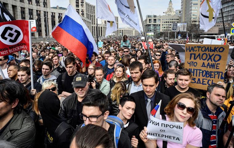 La manifestación, autorizada por la alcaldía de Moscú, reunió unas 8.000 personas, según estimaciones de la policía y los organizadores