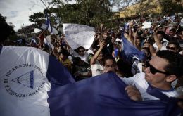 Los manifestantes se apostaron al sur de Managua, en un rotonda que han ocupado como cementerio, enterrando cruces por cada uno de los asesinados