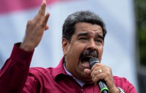 “¿Qué carajo me importa, si me reconoce el noble pueblo de Venezuela?” expresó durante un mitin de su campaña Nicolás Maduro.