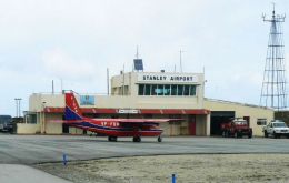 El plan de desarrollo de las Falklands prevé el compromiso del gobierno de mejorar vínculos aéreos y las facilidades en el aeropuerto de Stanley.