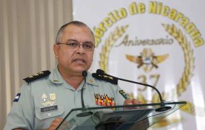  “No tenemos porque reprimir (...) creemos que el diálogo es la solución” para resolver la actual crisis, dijo el portavoz del Ejército, el coronel Manuel Guevara.