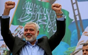 El portavoz de Hamás en Gaza, Fawzi Barhoum señaló que 50 de los fallecidos “eran civiles, no milicianos. Participaban en una protesta civil, pacífica y popular” 