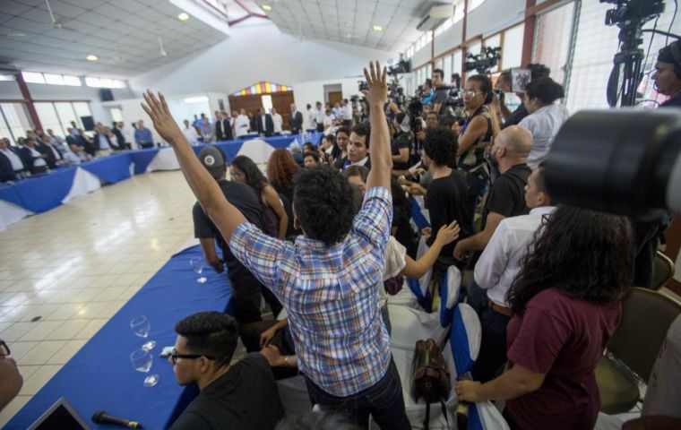 Los presentes en la mesa del diálogo, a gritos pidieron a Ortega que hiciera pública esa demanda de la Iglesia católica porque no quieren “ni un muerto más”. 