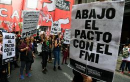 Por segundo día consecutivo, miles de personas se movilizaron en una demostración hasta la Plaza de Mayo, frente a la Casa Rosada, que terminó sin incidentes.