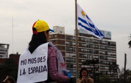 “No se trata de izquierdas o derechas, sino de Derechos Humanos”, afirman activistas venezolanos en Uruguay. (Foto: Sebastián Astorga)