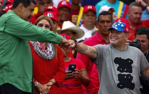 Maduro cerró su campaña con el argentino Diego Maradona en un mitin en Caracas