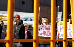 “Venezuela y el mundo, contra la dictadura”, vitoreaban con banderas y pancartas los presentes, a los cuales se les iba sumando más manifestantes en el correr de la tarde. (Foto: Sebastián Astorga)