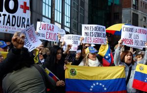 Alrededor de un centenar de manifestantes venezolanos y uruguayos gritaron consignas desde la valla policial que les separaba de la sede consular. (Foto: Sebastián Astorga)