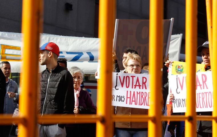“Venezuela y el mundo, contra la dictadura”, vitoreaban con banderas y pancartas los presentes, a los cuales se les iba sumando más manifestantes en el correr de la tarde. (Foto: Sebastián Astorga)
