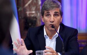 El ministro de Finanzas de Argentina, Luis Caputo, dijo que se aspira a que el crédito del FMI garantice financiamiento suficiente hasta fines del 2019