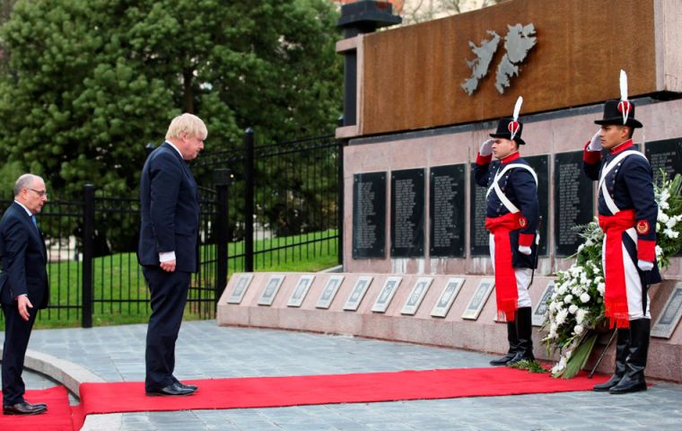 Boris Johnson depositó una ofrenda floral en homenaje a los soldados argentinos caídos en Malvinas en el cenotafio erigido en la Plaza San Martín, de Retiro.
