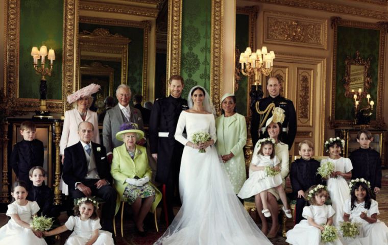 En ellas aparece toda la familia real - a excepción del príncipe Louis, hijo de los duques de Cambridge -.