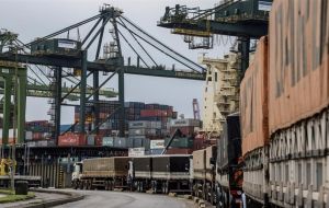 El malestar de los camioneros también ha afectado las operaciones en el puerto de Santos, considerado la mayor terminal de cargas de América Latina