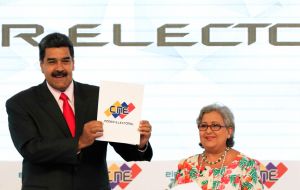 La presidenta del CNE, Tibisay Lucena encabezó el acto de entrega de credenciales a Maduro, en una elección presidencial con una abstención del 54%