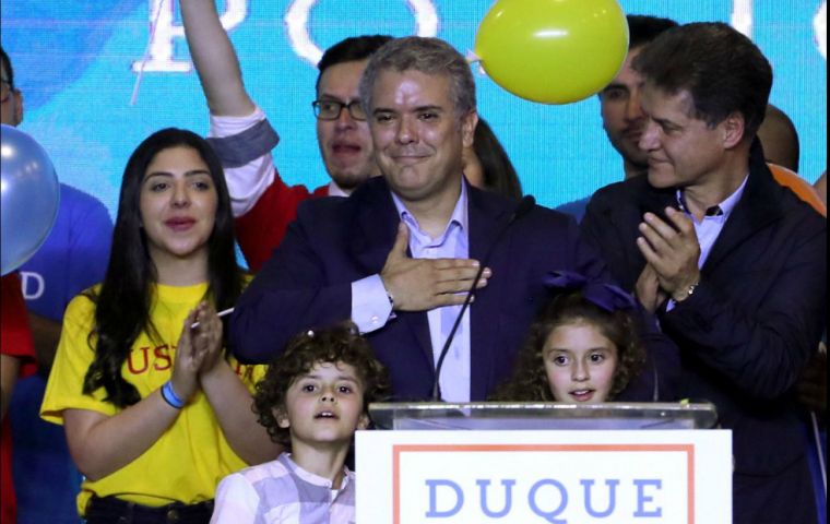 El candidato del Centro Democrático (CD), liderado por Iván Duque obtuvo el 39,1% de los sufragios, por delante de Petro, ex alcalde de Bogotá, con el 25,1%. 