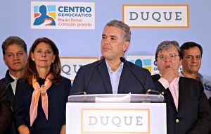 Apadrinado por el ex presidente Álvaro Uribe, Duque promete modificar el pacto de paz de 2016