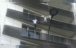 El joven bautizado como “Spiderman” por haber trepado por las terrazas de un edificio para salvar al pequeño, recibió un resguardo para un permiso de residencia