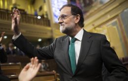 Mariano Rajoy finalmente dimitió y ha sido el primero en felicitar públicamente a Sánchez una media hora antes de la votación. “Ha sido un honor, suerte a todos”, ha deseado.