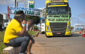A pesar de los trastornos de la huelga, los camioneros tuvieron el apoyo de muchos brasileños irritados con el sistema político. Una encuesta reveló un apoyo del 87%