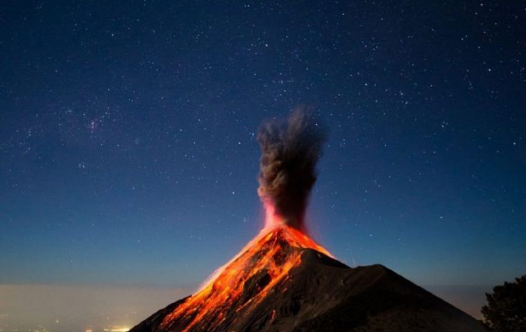 “Esta es la erupción más grande desde 1974, han descendido hasta ocho kilómetros de lava de gran magnitud”, dijo Gustavo Chigna experto del Instituto de Sismología